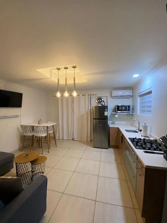 White Sands Apartments, 3 Minutes Walking To The Beach 팜비치 0*,  아루바